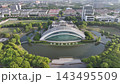 上海の楕円形の芝生を囲む大学キャンパスの空撮 143495509