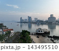 中国、アモイ市のスカイラインと鼓浪嶼島のウォーターフロントの日の出の眺め 143495510