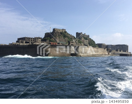 船上から見る軍艦島の巨大防波堤と白灯台 船上から見る軍艦島の巨大防波堤と白灯台 143495850