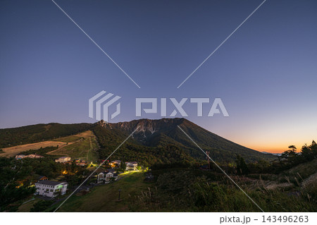 日本の鳥取県の大山のとても美しい星空 日本の鳥取県の大山のとても美しい星空 143496263