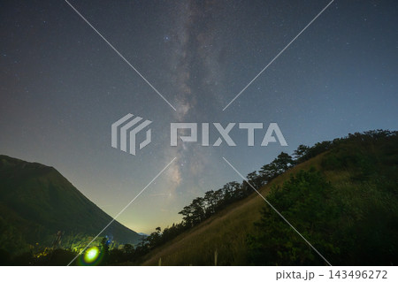 日本の鳥取県の大山のとても美しい星空 日本の鳥取県の大山のとても美しい星空 143496272