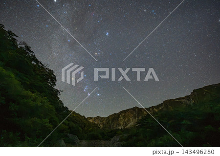 日本の鳥取県の大山のとても美しい星空 日本の鳥取県の大山のとても美しい星空 143496280