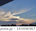 夕焼け空に浮かぶ彩雲 143496967