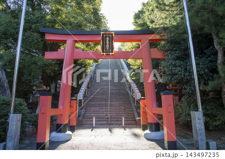 福岡県久留米市にある高良大社の赤い鳥居と階段 143497235