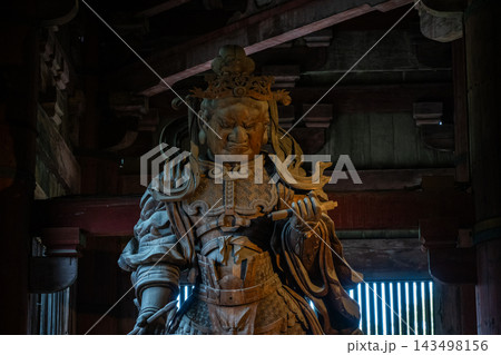 大仏殿を護る四天王 - 東大寺 大仏殿を護る四天王 - 東大寺 143498156