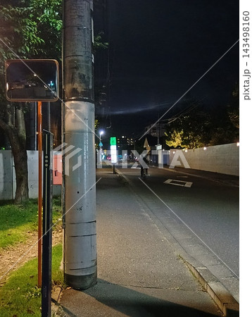 夏の夜のバス停と道路 夏の夜のバス停と道路 143498160