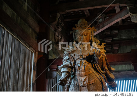 大仏殿を護る四天王 - 東大寺 大仏殿を護る四天王 - 東大寺 143498185
