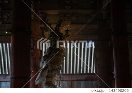 大仏殿を護る四天王 - 東大寺 大仏殿を護る四天王 - 東大寺 143498206