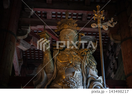 大仏殿を護る四天王 - 東大寺 大仏殿を護る四天王 - 東大寺 143498217