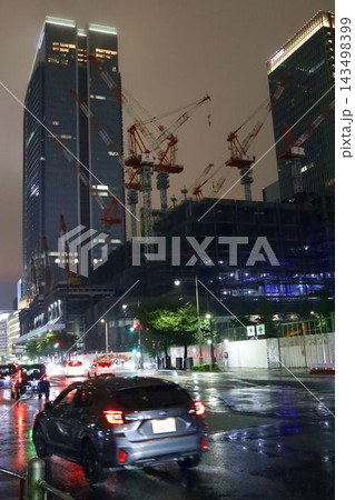 東京駅近辺の夜景、工事現場のクレーン 東京駅近辺の夜景、工事現場のクレーン 143498399