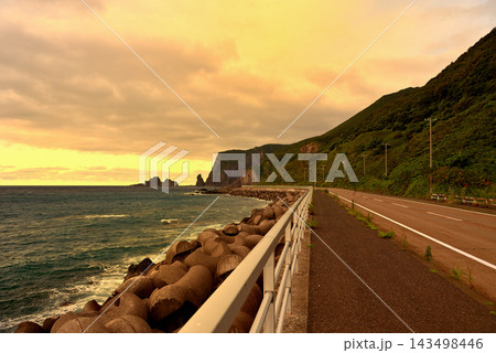 北海道・西の河原と大砲岩、夕陽が織りなす非日常風景を楽しむドライブのイメージ・北海道神恵内村(2) 北海道・西の河原と大砲岩、夕陽が織りなす非日常風景を楽しむドライブのイメージ・北海道神恵内村(2) 143498446