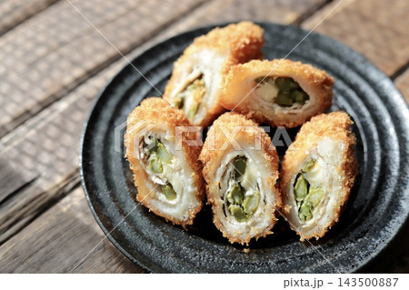 アスパラとチーズの肉巻きフライ 揚げ物のおかず アスパラとチーズの肉巻きフライ 揚げ物のおかず 143500887