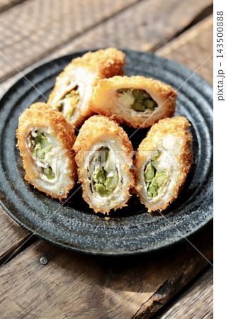 アスパラとチーズの肉巻きフライ 揚げ物のおかず アスパラとチーズの肉巻きフライ 揚げ物のおかず 143500888