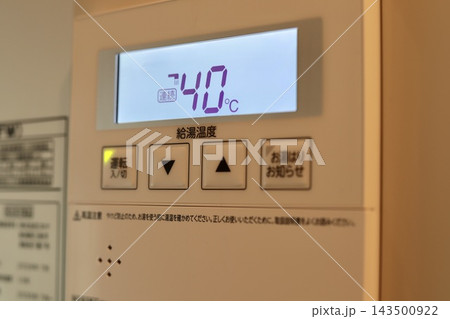 40度に設定した屋内用壁掛け式の石油給湯器のリモコン 143500922