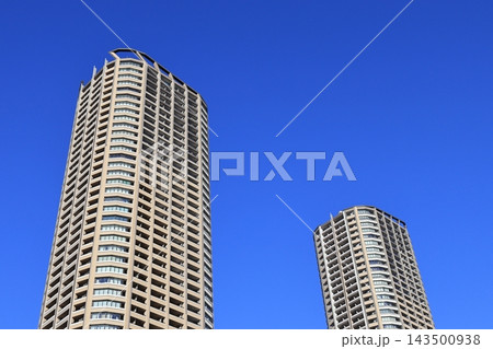 武蔵小杉の青空と並び立つ高層マンション 武蔵小杉の青空と並び立つ高層マンション 143500938