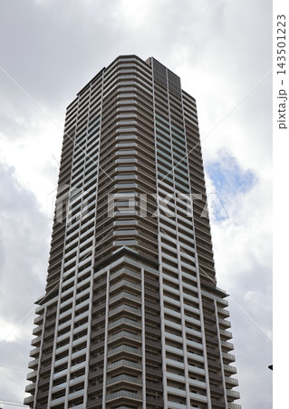 武蔵小杉の曇り空と高層マンション 143501223
