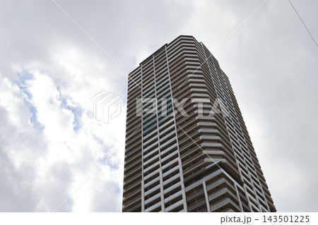 武蔵小杉の曇り空と高層マンション 武蔵小杉の曇り空と高層マンション 143501225
