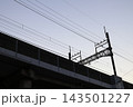 武蔵小杉の夕暮れの架線柱と電線 143501227