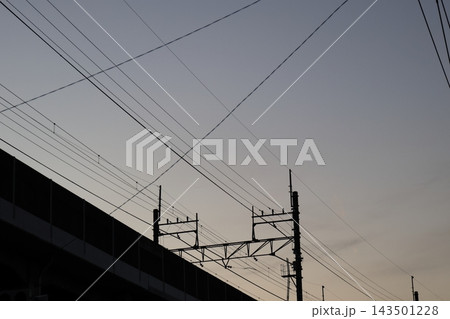 武蔵小杉の夕暮れの架線柱と電線 143501228