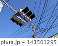 武蔵小杉の青空と信号機と電線 143501295