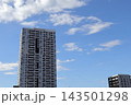 川崎駅周辺の青空と雲にそびえる高層マンション 143501298