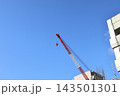 川崎駅周辺の青空と建設クレーン 143501301