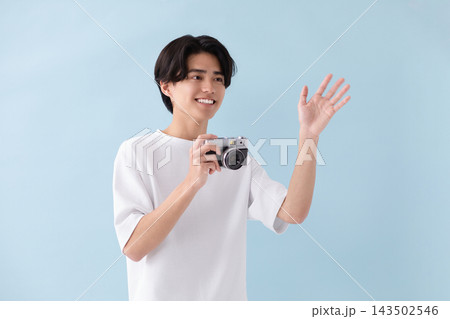 写真素材: カメラを持つ男性のイメージ 写真素材: カメラを持つ男性のイメージ 143502546