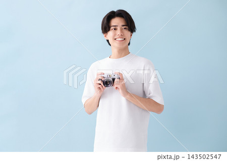 写真素材: カメラを持つ男性のイメージ 写真素材: カメラを持つ男性のイメージ 143502547