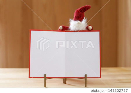 トムテとメッセージカード クリスマスシーズンのイメージ シンプルな木目背景 トムテとメッセージカード クリスマスシーズンのイメージ シンプルな木目背景 143502737