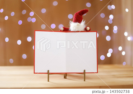 トムテとメッセージカード クリスマスシーズンのイメージ キラキラしたイルミネーション背景 トムテとメッセージカード クリスマスシーズンのイメージ キラキラしたイルミネーション背景 143502738