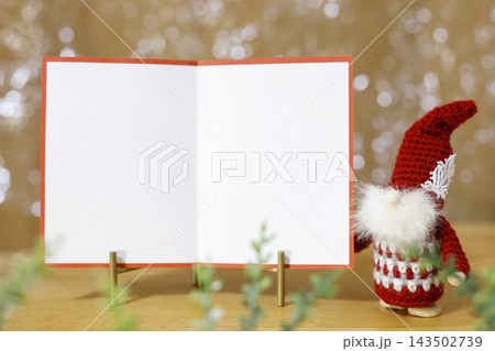 トムテとメッセージカード クリスマスシーズンのイメージ キラキラしたイルミネーション背景 トムテとメッセージカード クリスマスシーズンのイメージ キラキラしたイルミネーション背景 143502739