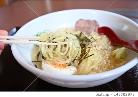 箸で持ち上げた盛岡冷麺と具材のアップ 143502975