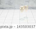 おしゃれなシャンパングラス。白いタイル。 143503037