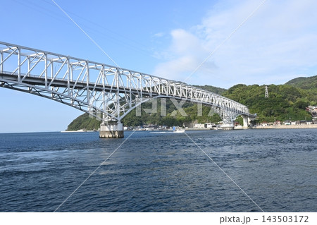【広島県呉市】青空と瀬戸内海を背景に大きく伸びる豊浜大橋 【広島県呉市】青空と瀬戸内海を背景に大きく伸びる豊浜大橋 143503172