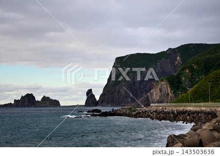 北海道・西の河原トンネルで貫かれた巨大な岩山を追分ソーランラインから眺める・北海道神恵内村(3) 北海道・西の河原トンネルで貫かれた巨大な岩山を追分ソーランラインから眺める・北海道神恵内村(3) 143503636