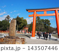 京都・上賀茂神社の大鳥居と参拝者 143507446