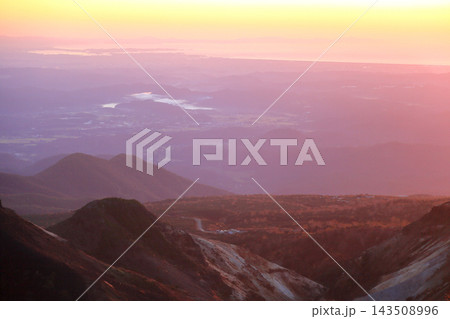 10月夜明けの蔵王山風景 10月夜明けの蔵王山風景 143508996