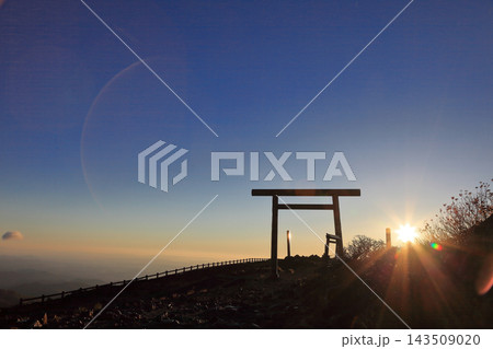 10月夜明けの蔵王山風景 刈田嶺神社鳥居御来光 10月夜明けの蔵王山風景 刈田嶺神社鳥居御来光 143509020