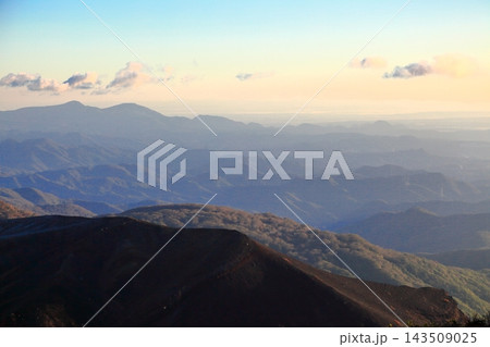 10月夜明けの蔵王山風景 143509025
