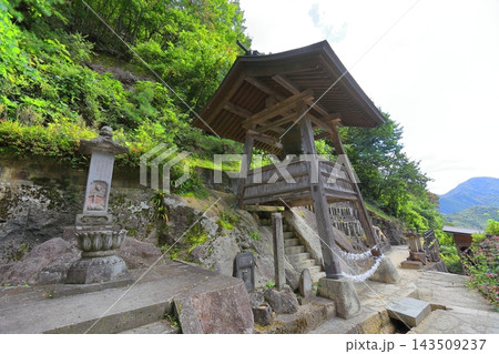 宝珠山 立石寺と山寺街風景 宝珠山 立石寺と山寺街風景 143509237