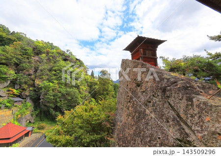 宝珠山 立石寺と山寺街風景 143509296