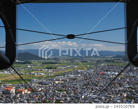 ケーブルのフレーム越しに望む城下町！近江八幡・八幡山ロープウェーからの広大な鳥瞰景観 143510769