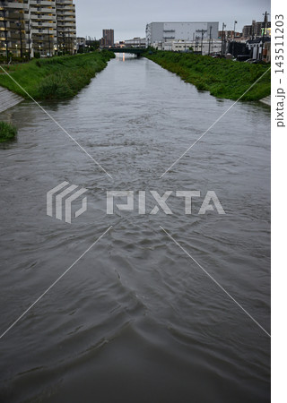 豪雨後の増水した河川2 143511203