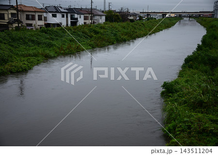 豪雨後の増水した河川3 143511204