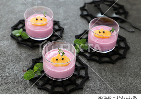 ハロウィン 柿のかぼちゃを飾った紫いもヨーグルト ハロウィン 柿のかぼちゃを飾った紫いもヨーグルト 143511306