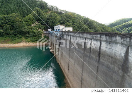 秋田県　秋の鎧畑ダムと秋扇湖 143511402