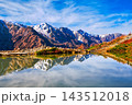 紅葉と冠雪の北アルプスの八方池と白馬岳 143512018