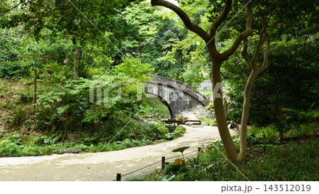 小石川後楽園　散策路の先に円月橋　東京都 143512019