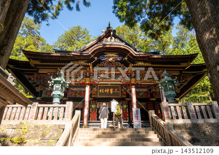 杉の巨木に囲まれた三峯神社の拝殿 杉の巨木に囲まれた三峯神社の拝殿 143512109