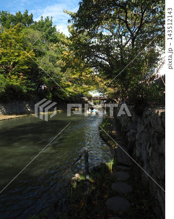 水辺の目線から眺める八幡堀!近江八幡の緑豊かな堀川と静かに進む和舟 水辺の目線から眺める八幡堀!近江八幡の緑豊かな堀川と静かに進む和舟 143512143